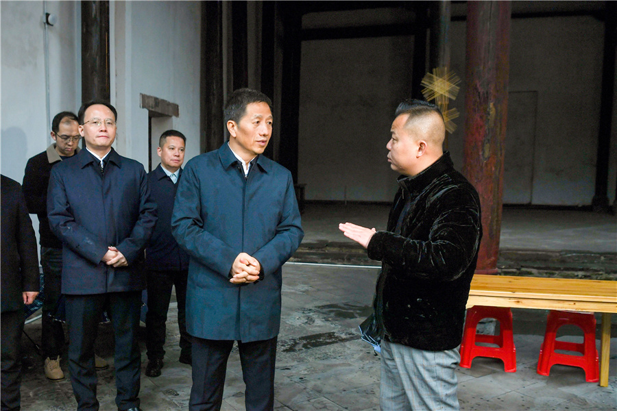 許忠建在洪江市、洪江區(qū)專題調(diào)研旅游“金三角”重點(diǎn)項(xiàng)目建設(shè)情況時強(qiáng)調(diào)：以滴水穿石的精神和久久為功的韌勁 堅(jiān)定不移推進(jìn)旅游“金三角”建設(shè)